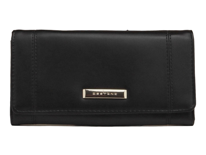 Cartera estilo sobre de color negro con acabado liso y detalle de placa metálica central.