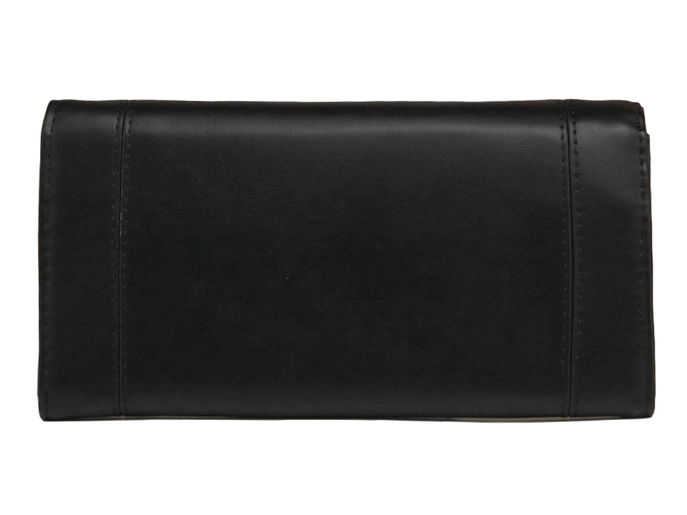 Cartera estilo sobre de color negro con acabado liso y detalle de placa metálica central.