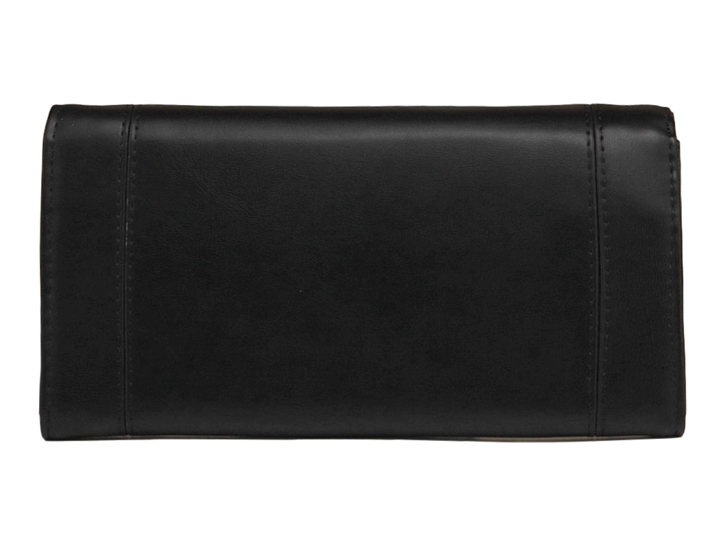 Cartera estilo sobre de color negro con acabado liso y detalle de placa metálica central.