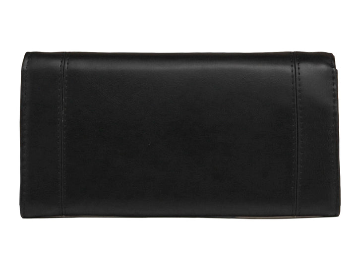 Cartera estilo sobre de color negro con acabado liso y detalle de placa metálica central.