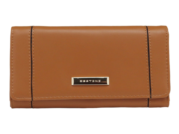 Bolso estilo cartera de color marrón con placa metálica dorada frontal.