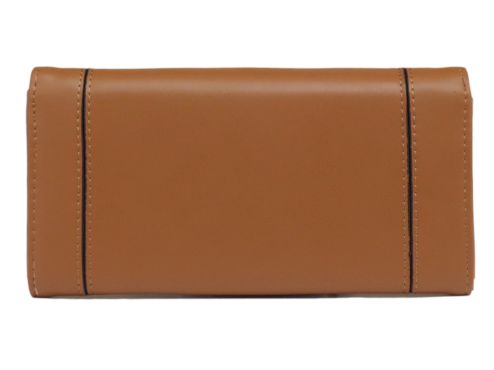 Bolso estilo cartera de color marrón con placa metálica dorada frontal.