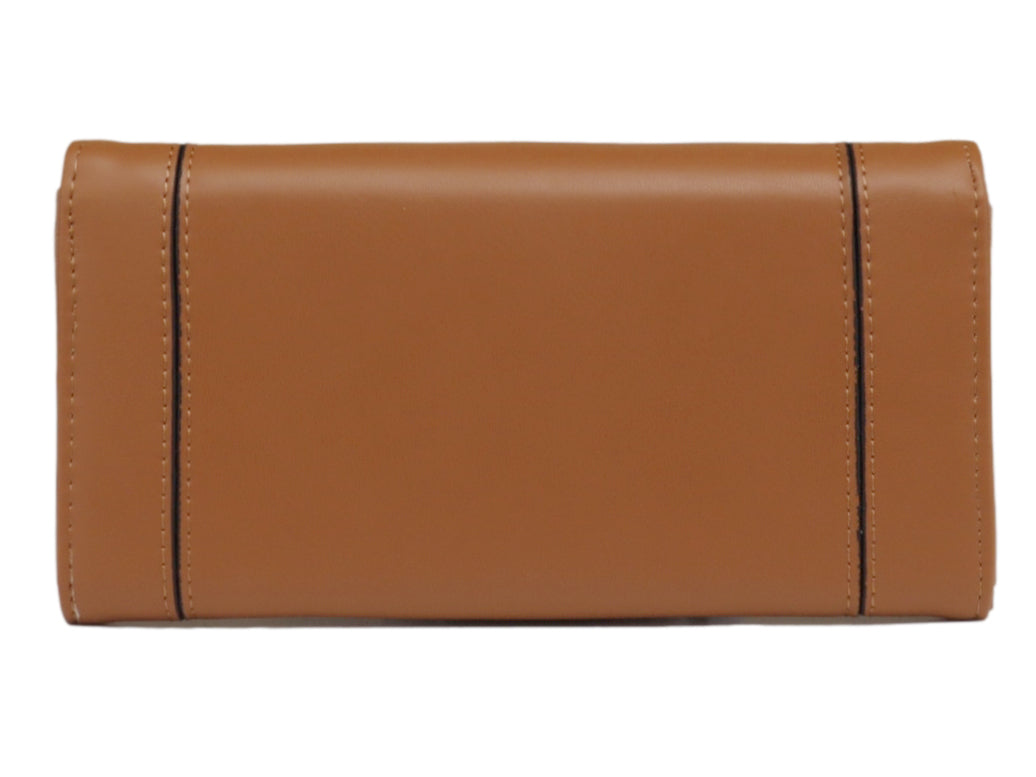 Bolso estilo cartera de color marrón con placa metálica dorada frontal.