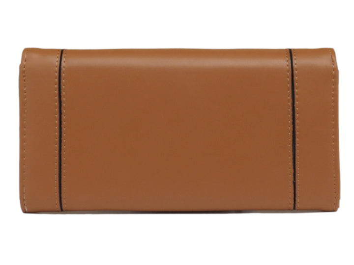 Bolso estilo cartera de color marrón con placa metálica dorada frontal.