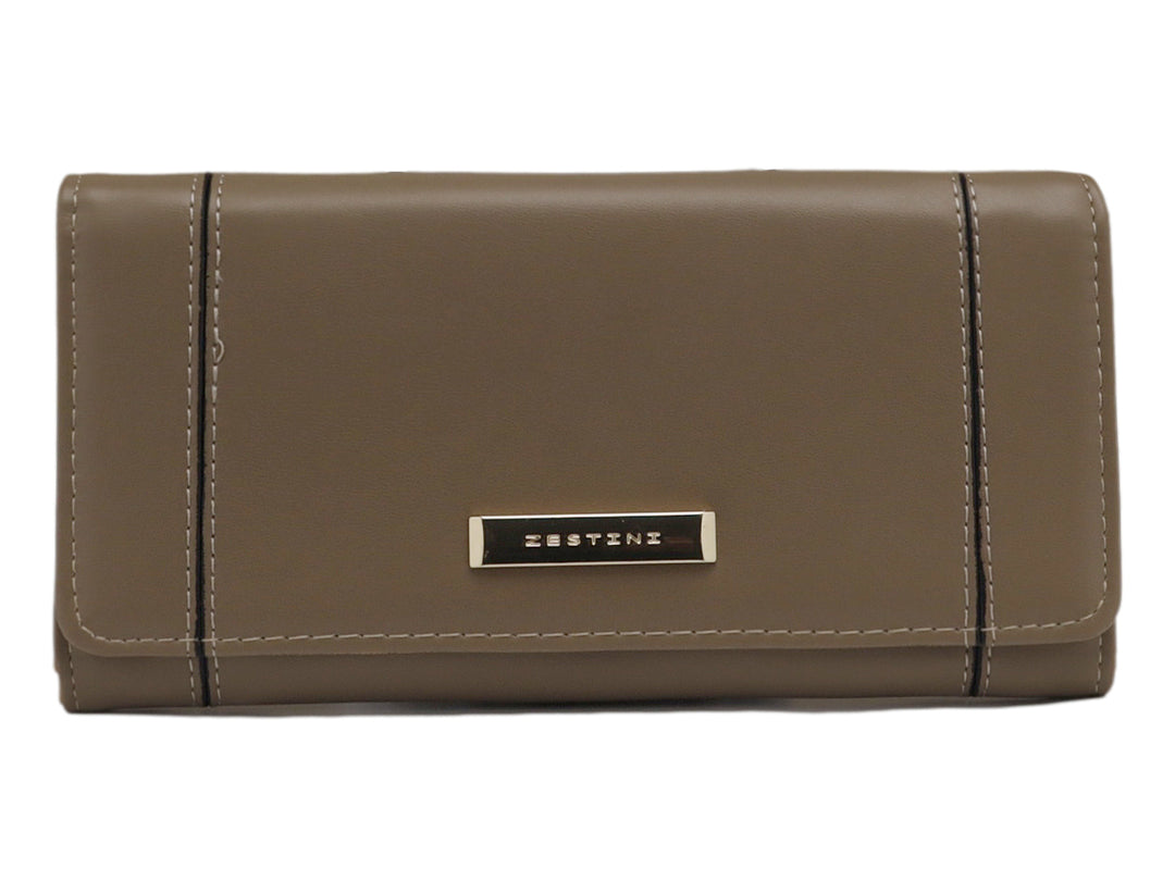 Cartera estilo sobre color camel con detalles de costuras verticales y placa metálica central.