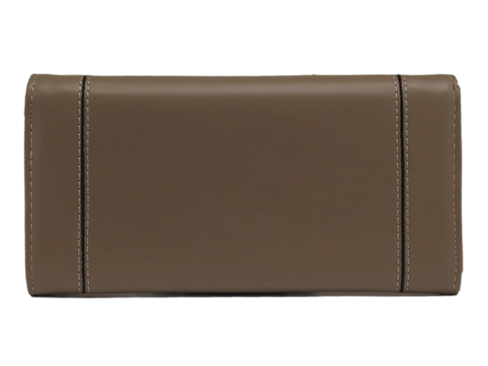 Cartera estilo sobre color camel con detalles de costuras verticales y placa metálica central.