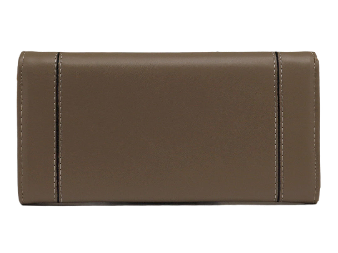 Cartera estilo sobre color camel con detalles de costuras verticales y placa metálica central.