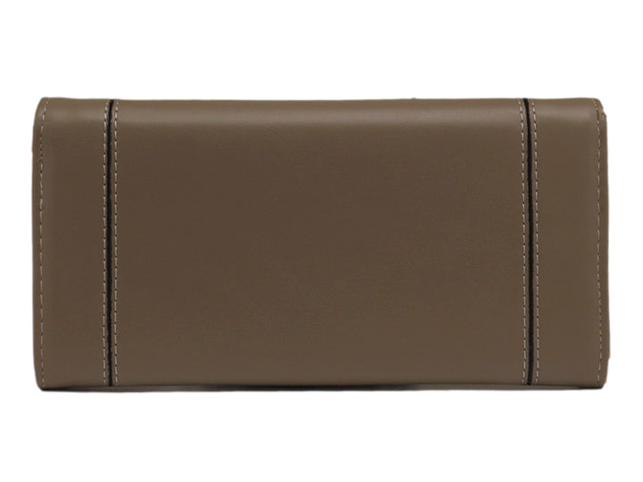 Cartera estilo sobre color camel con detalles de costuras verticales y placa metálica central.
