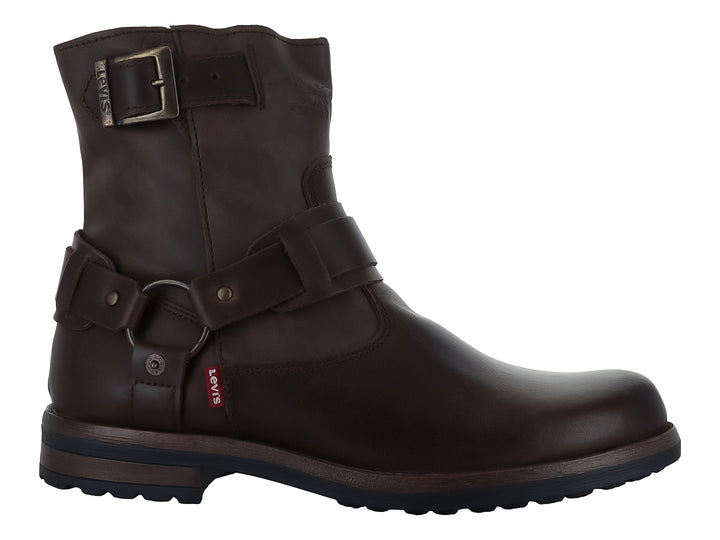 Bota casual para hombre color chocolate con detalles de hebillas metálicas y suela negra.