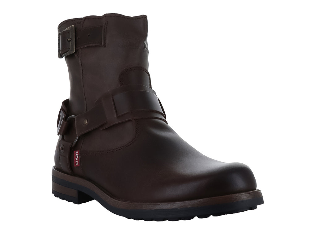 Bota casual para hombre color chocolate con detalles de hebillas metálicas y suela negra.
