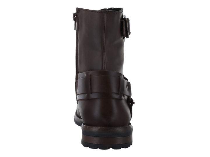 Bota casual para hombre color chocolate con detalles de hebillas metálicas y suela negra.