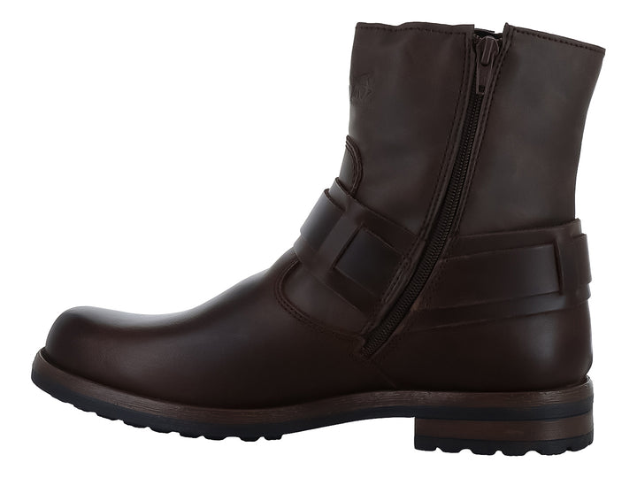 Bota casual para hombre color chocolate con detalles de hebillas metálicas y suela negra.