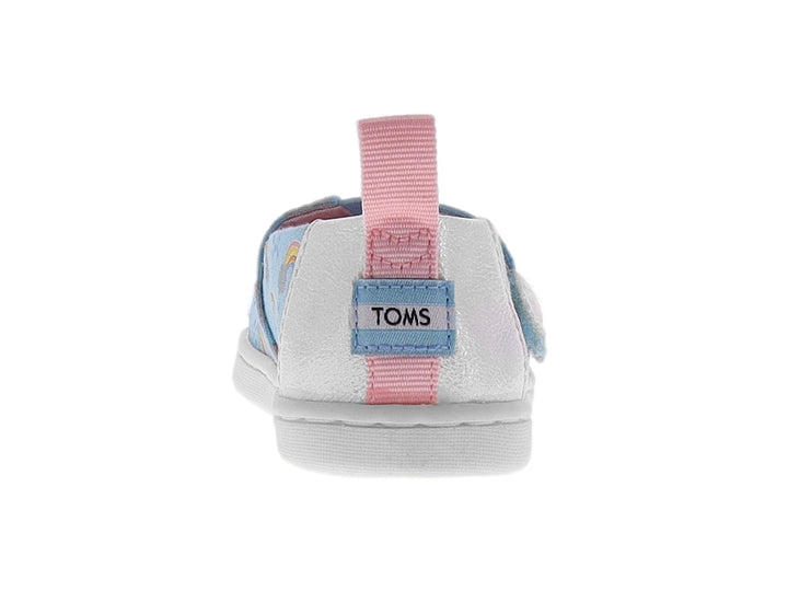Zapato slip-on azul para niña con estampado de arcoíris, detalle de nube blanca y talón rosa.