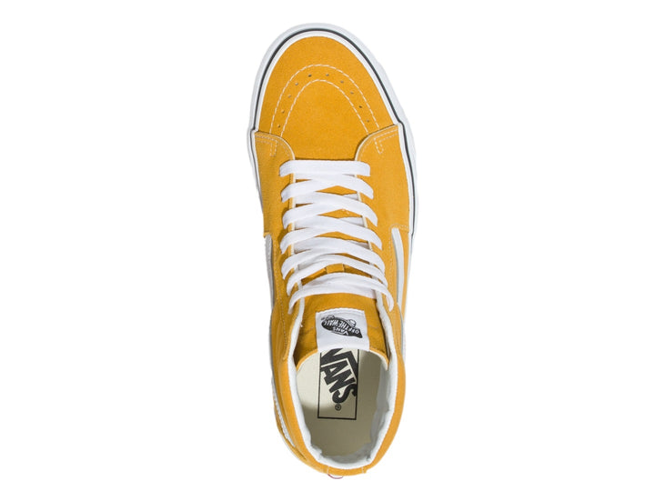 Tenis VANS SK8 HI CTHR color amarillo dorado con detalles y suela en color blanco.