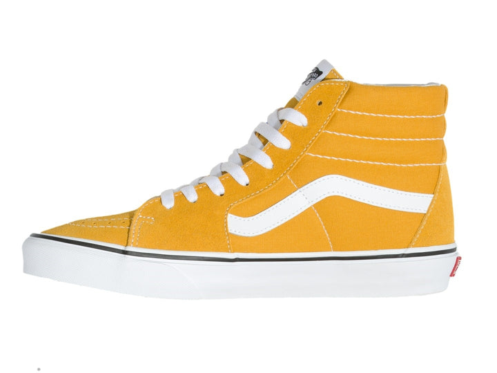 Tenis VANS SK8 HI CTHR color amarillo dorado con detalles y suela en color blanco.
