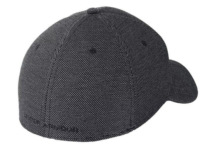 Gorra deportiva Under Armour en color negro jaspeado con logotipo frontal en relieve y visera curva.