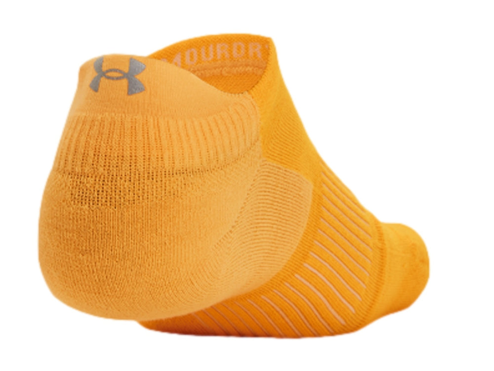 Calcetín deportivo Under Armour color naranja, estilo no-show.