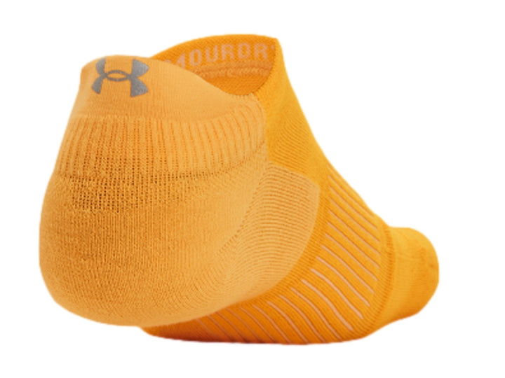 Calcetín deportivo Under Armour color naranja, estilo no-show.