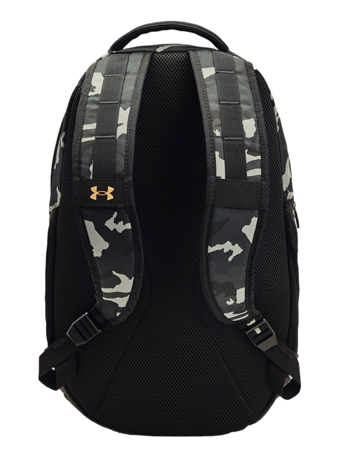 Mochila Under Armour Hustle 5.0 con estampado de camuflaje en tonos negro y gris con logos dorados.