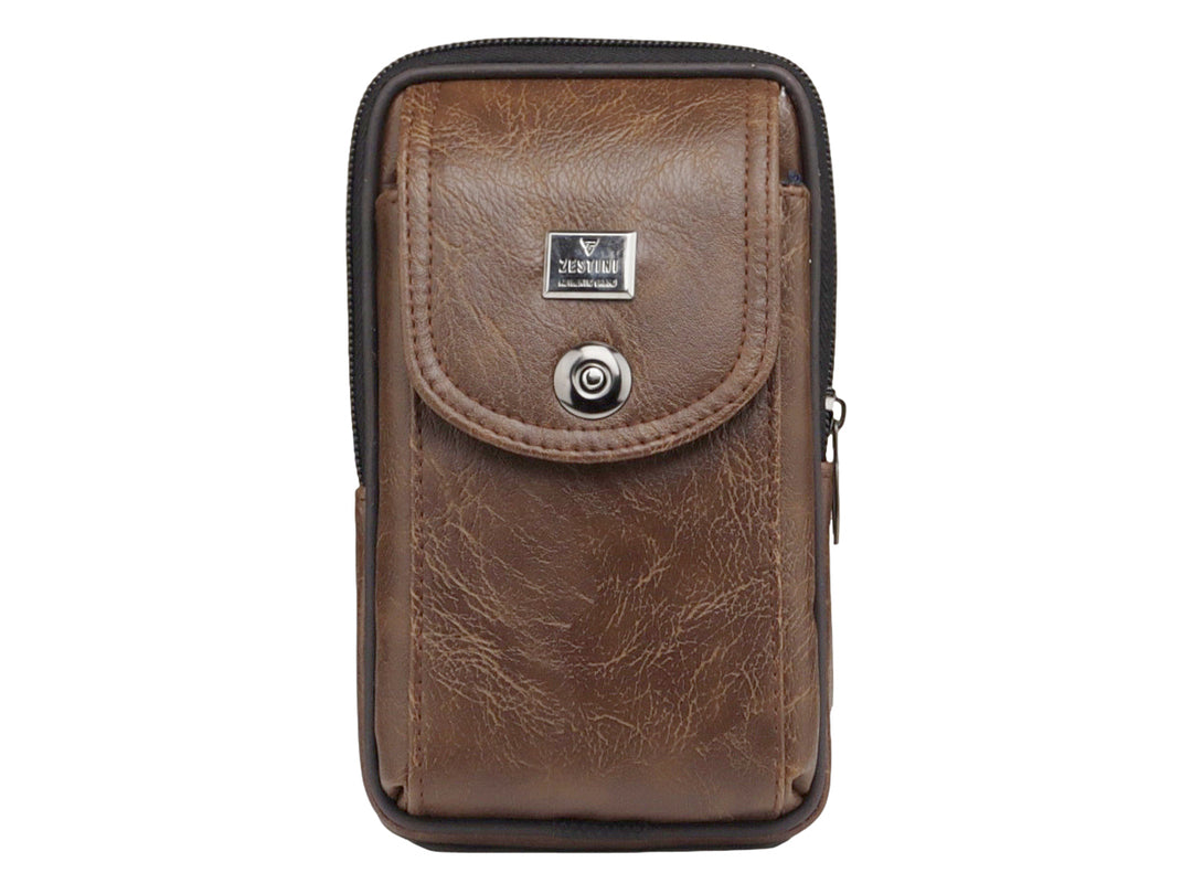 Bolso pequeño FELIANNA color marrón oscuro con textura de cuero, cierre perimetral y solapa frontal con botón.