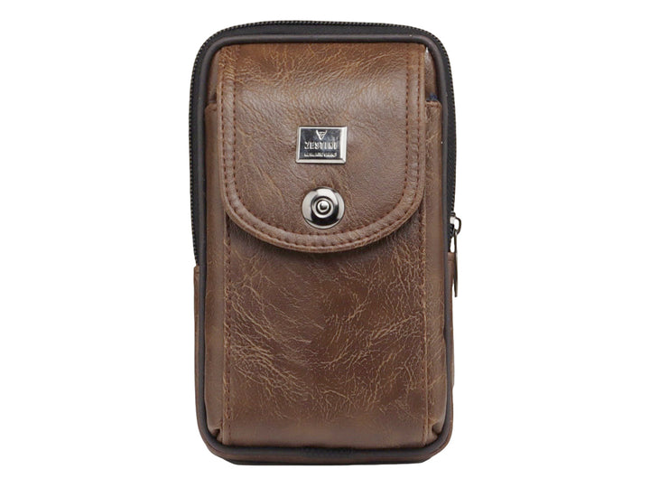 Bolso pequeño FELIANNA color marrón oscuro con textura de cuero, cierre perimetral y solapa frontal con botón.