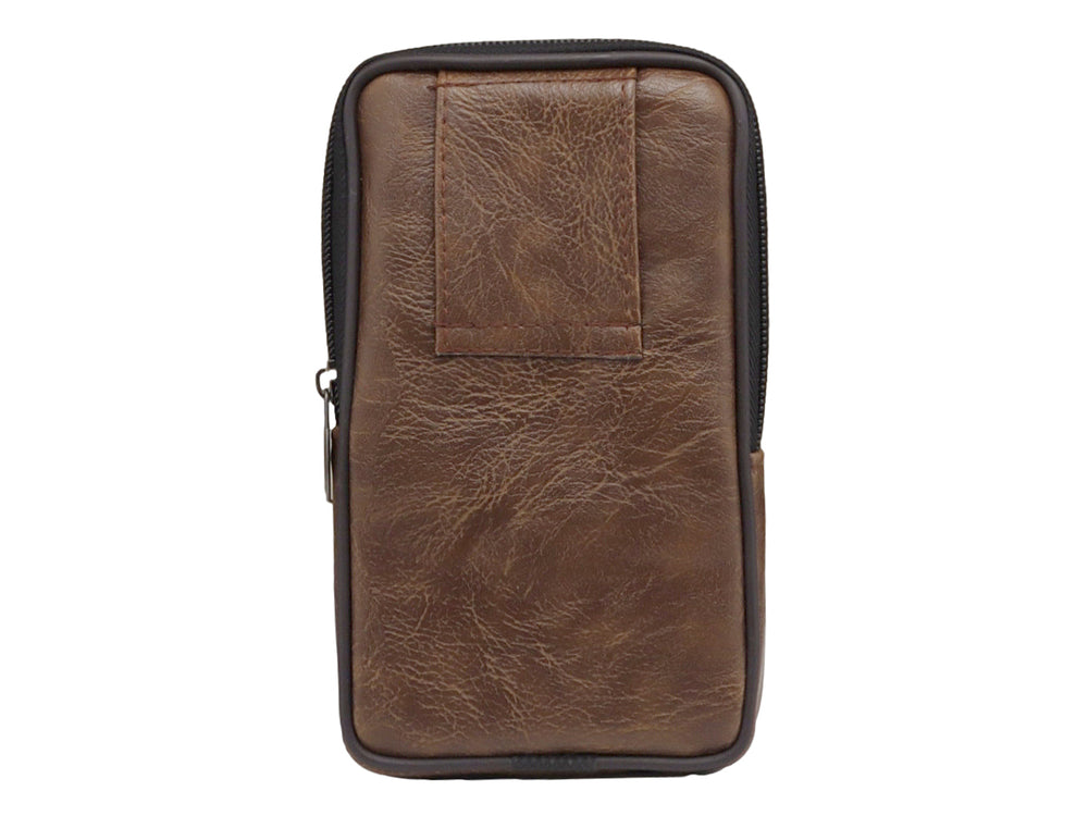 Bolso pequeño FELIANNA color marrón oscuro con textura de cuero, cierre perimetral y solapa frontal con botón.