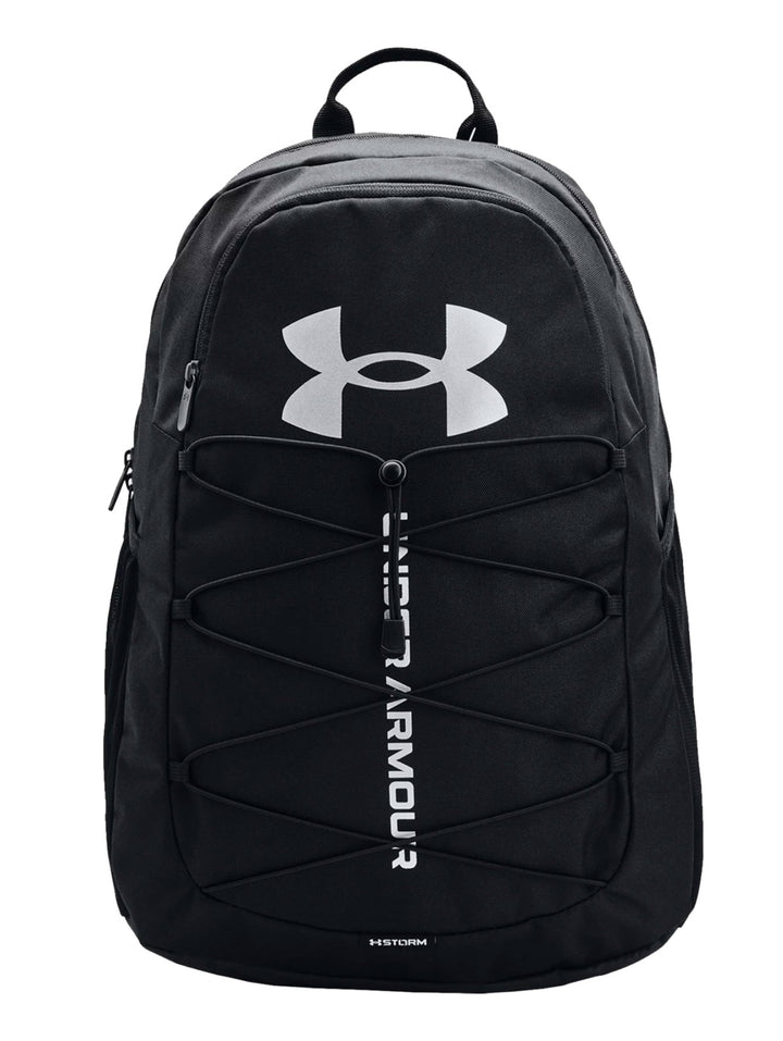 Mochila deportiva Under Armour color negro con logotipo blanco frontal y sistema de cuerdas elásticas.