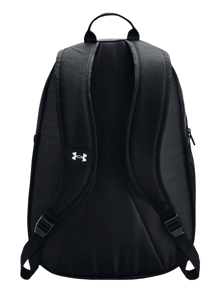 Mochila deportiva Under Armour color negro con logotipo blanco frontal y sistema de cuerdas elásticas.
