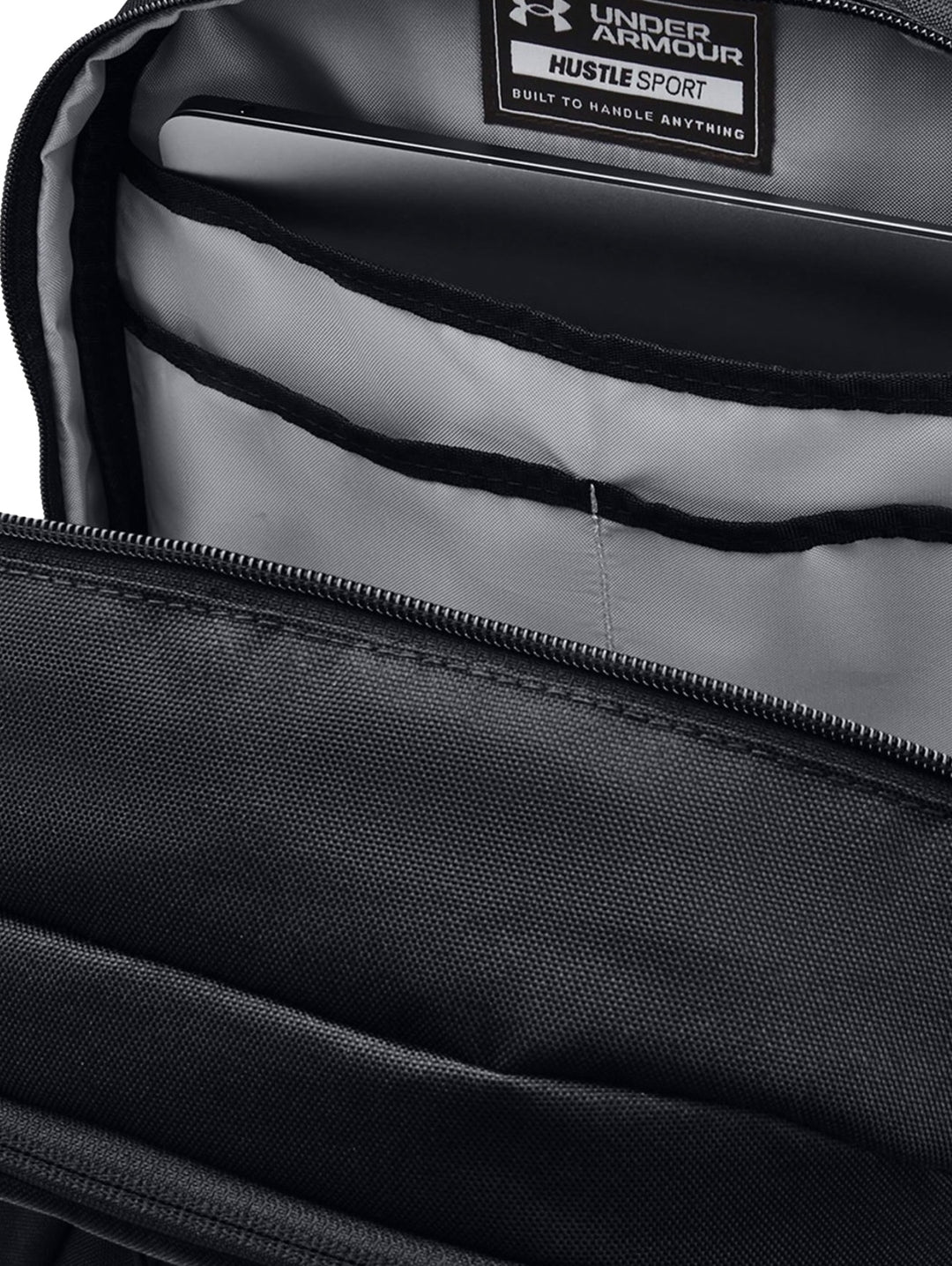 Mochila deportiva Under Armour color negro con logotipo blanco frontal y sistema de cuerdas elásticas.