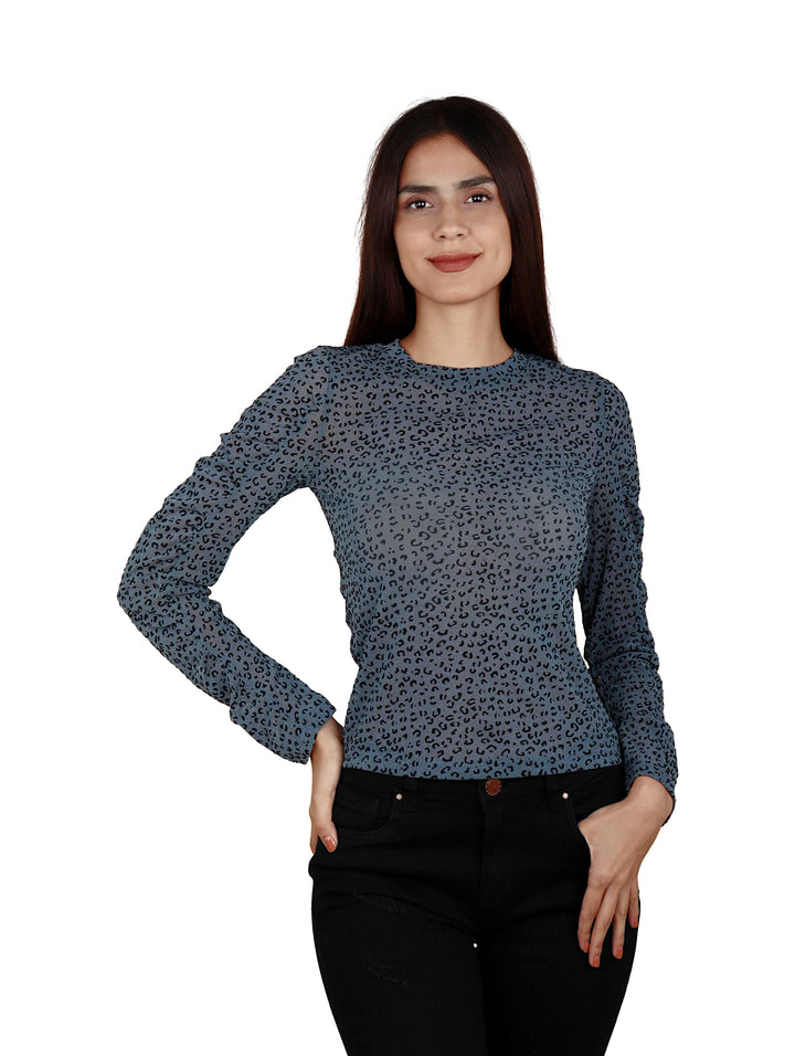 Mujer vistiendo blusa azul de manga larga con estampado animal print y cuello redondo.