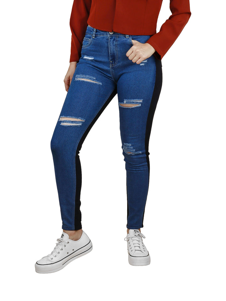 Jeans bicolor ajustados en color azul y negro con detalles de destrucción en las piernas.