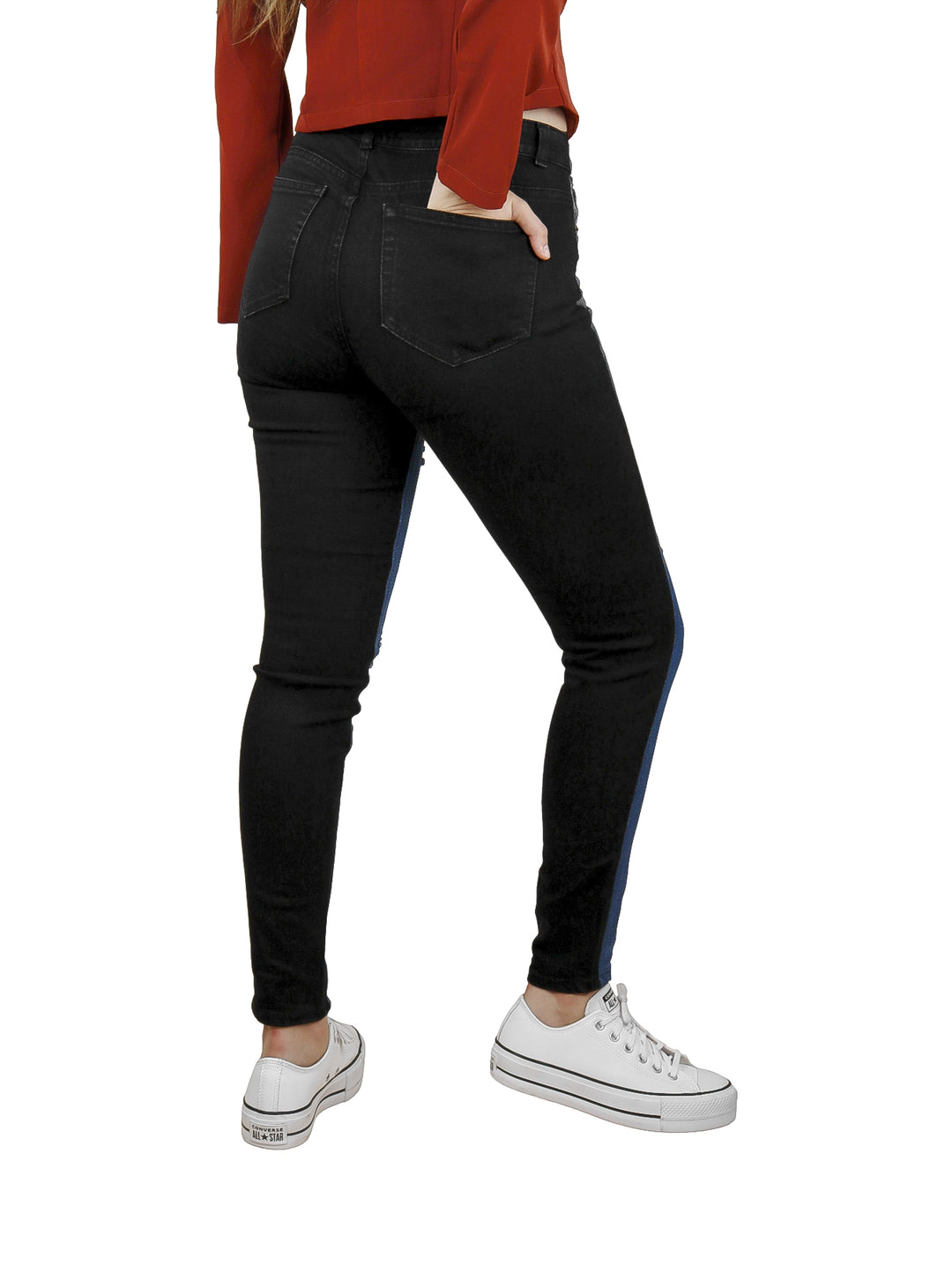 Jeans bicolor ajustados en color azul y negro con detalles de destrucción en las piernas.