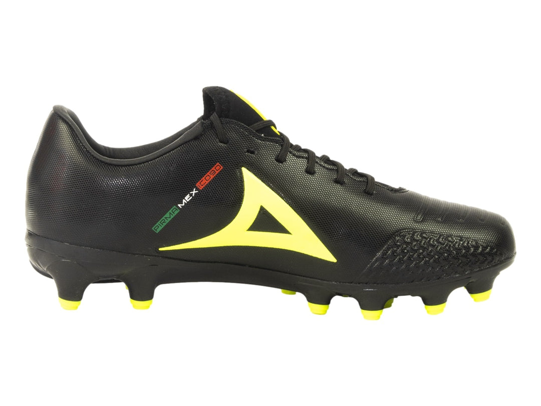 Zapato de fútbol Pirma Brasil color negro con detalles en amarillo y tacos para pasto natural.