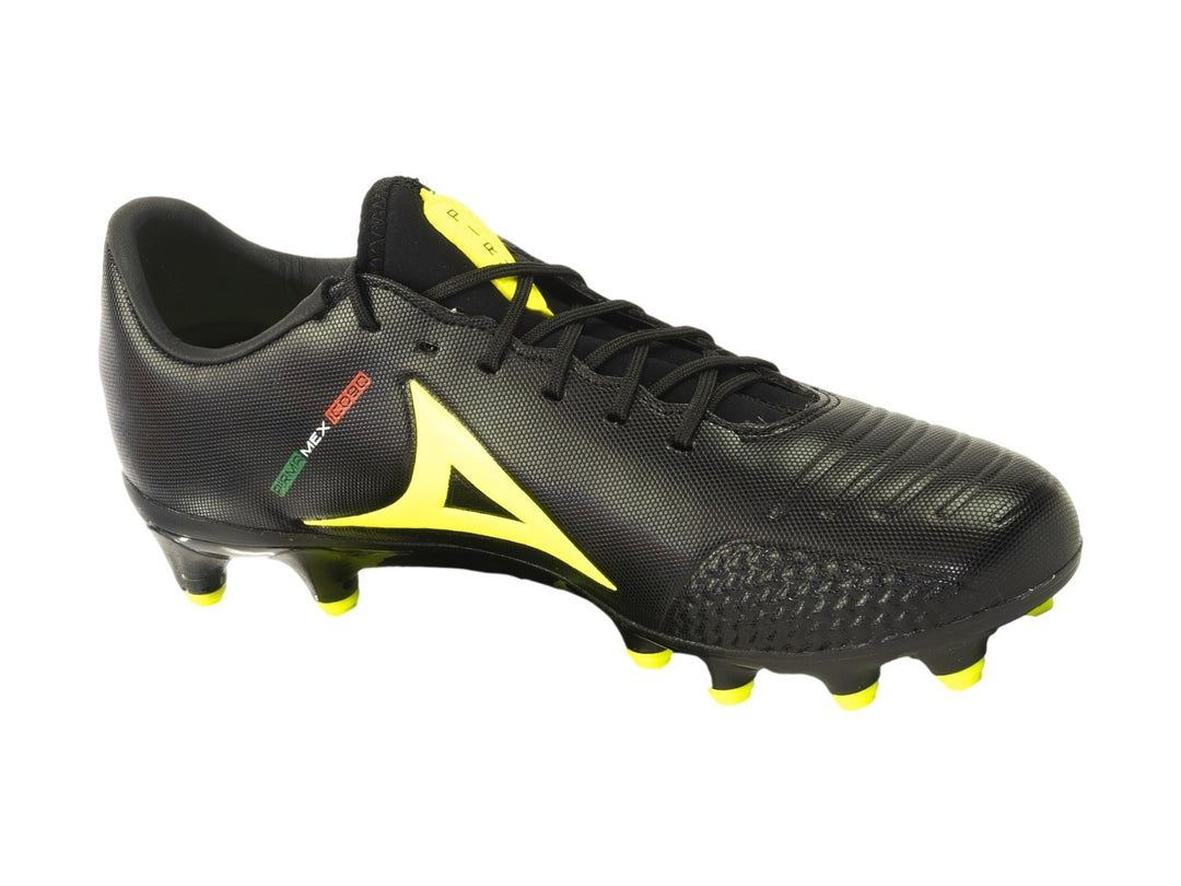 Zapato de fútbol Pirma Brasil color negro con detalles en amarillo y tacos para pasto natural.