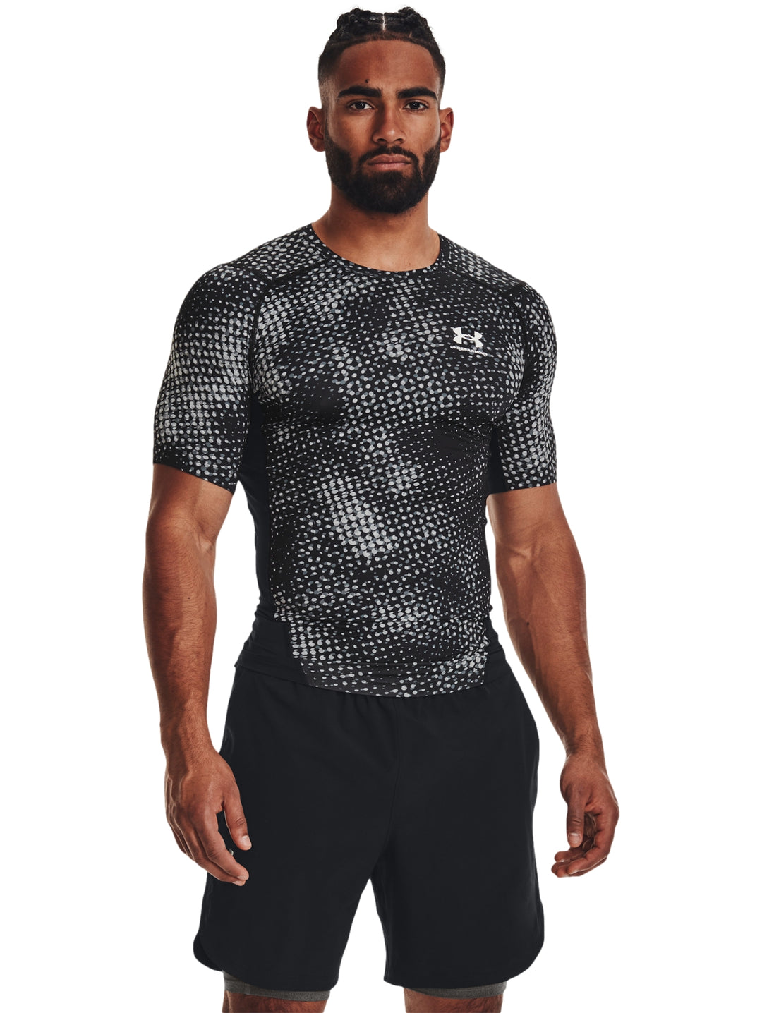 Hombre vistiendo camiseta de compresión Under Armour con estampado en color negro y gris.