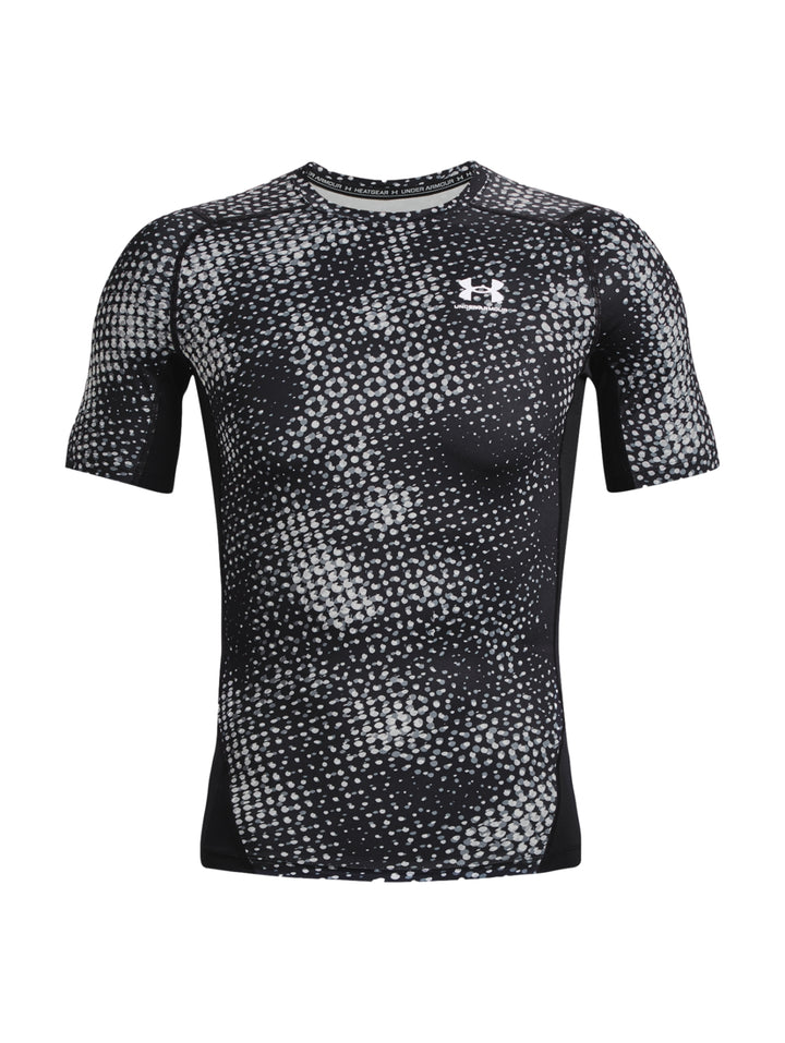 Hombre vistiendo camiseta de compresión Under Armour con estampado en color negro y gris.