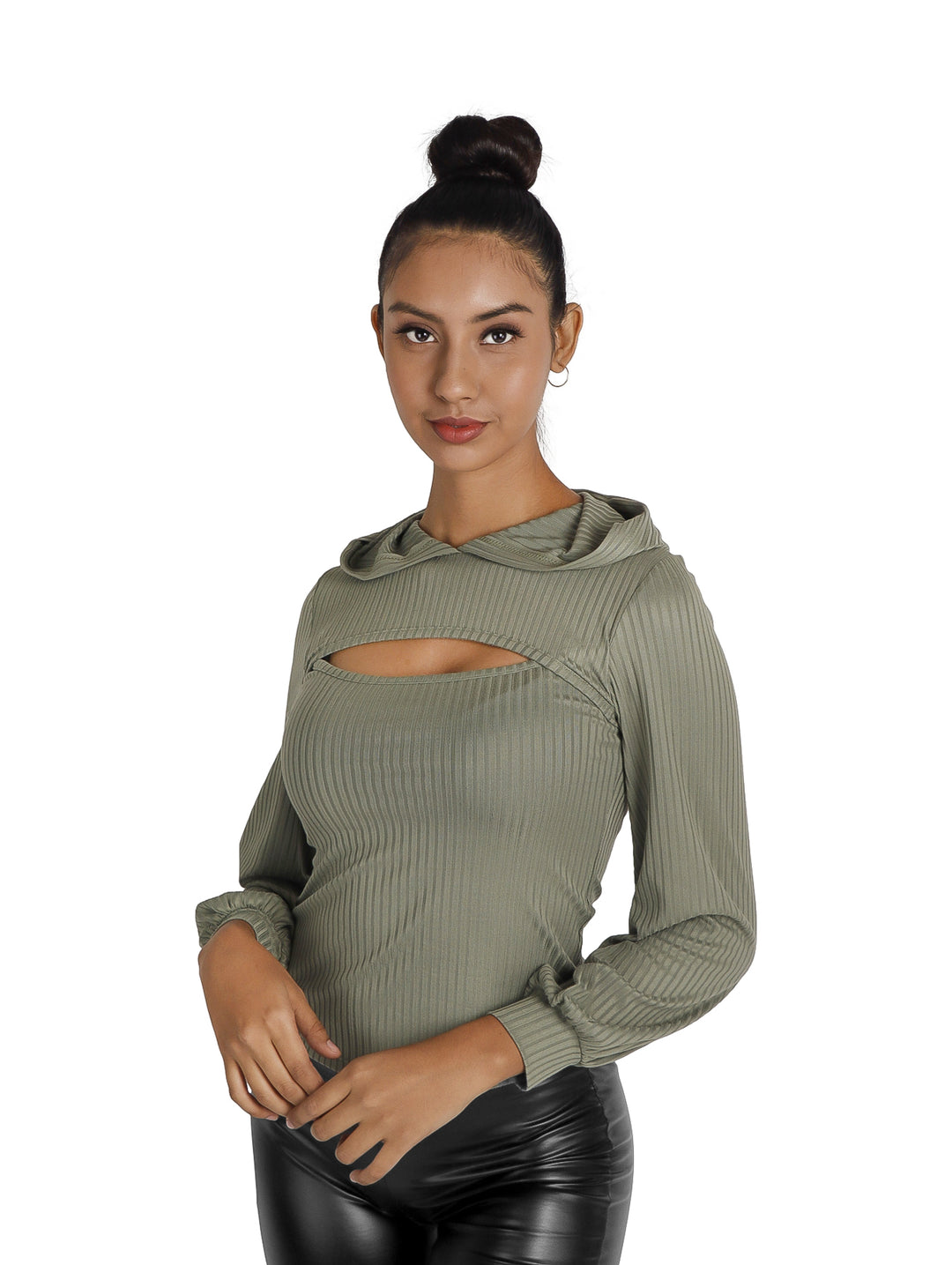 Mujer usando blusa color olivo de manga larga con gorro y abertura en el pecho.
