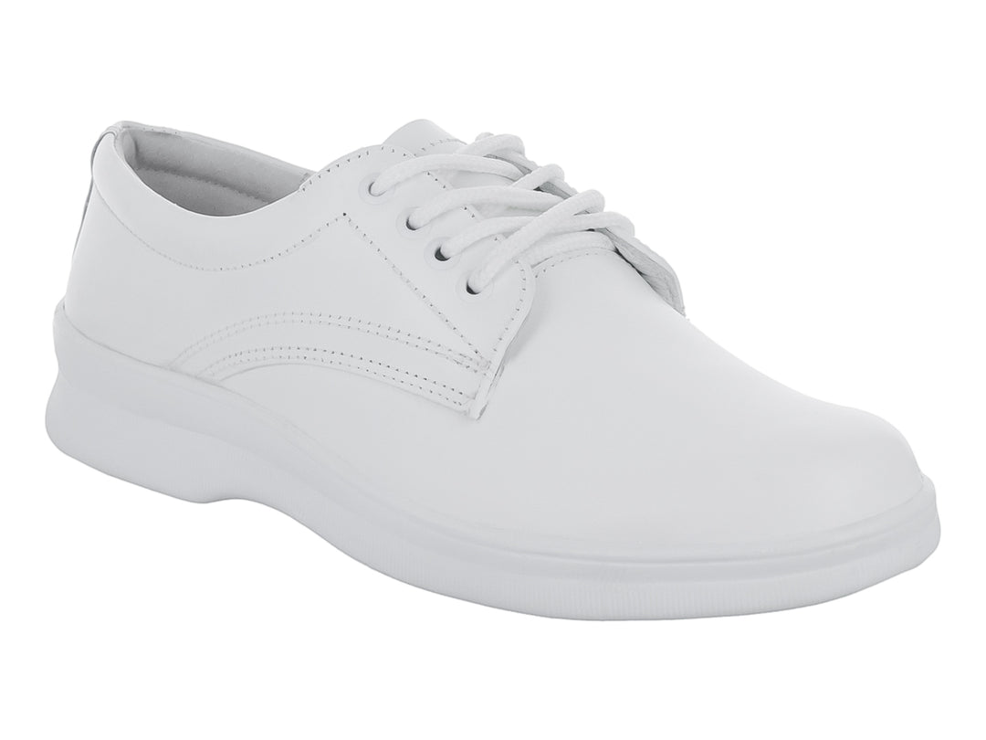 Zapato plano color blanco con cordones, estilo cómodo y ortopédico.