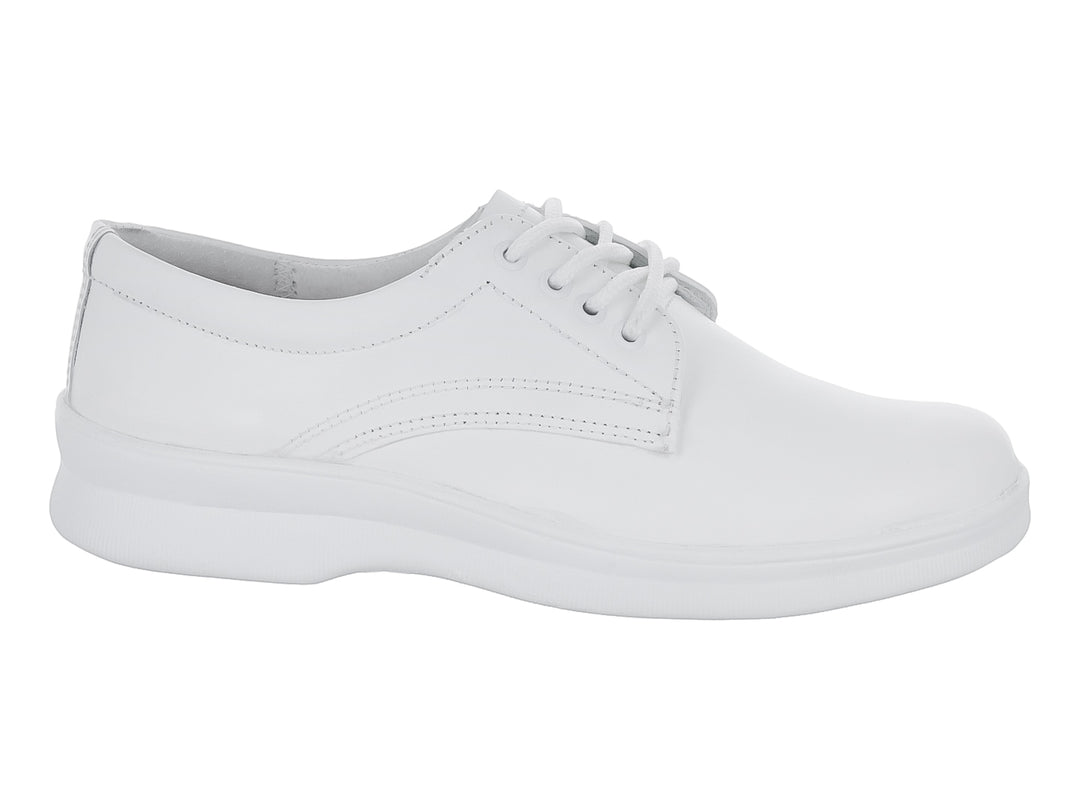 Zapato plano color blanco con cordones, estilo cómodo y ortopédico.