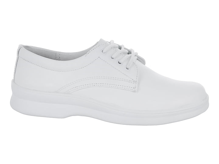 Zapato plano color blanco con cordones, estilo cómodo y ortopédico.