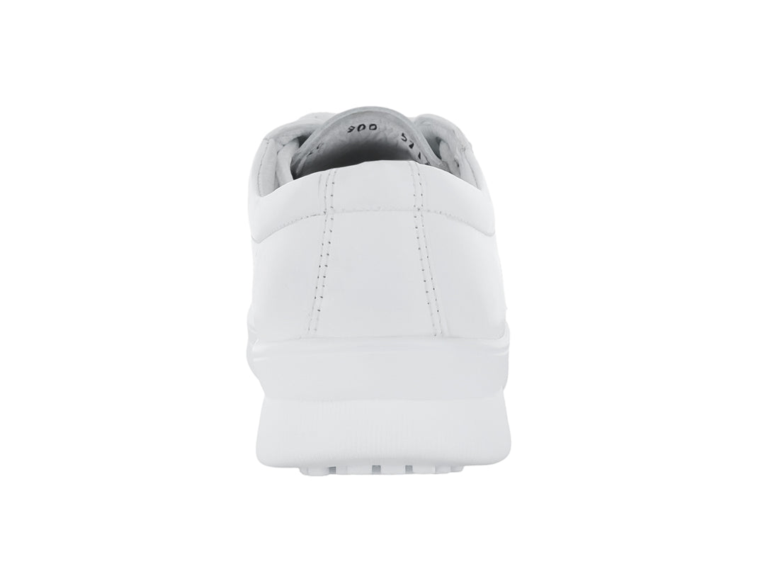 Zapato plano color blanco con cordones, estilo cómodo y ortopédico.
