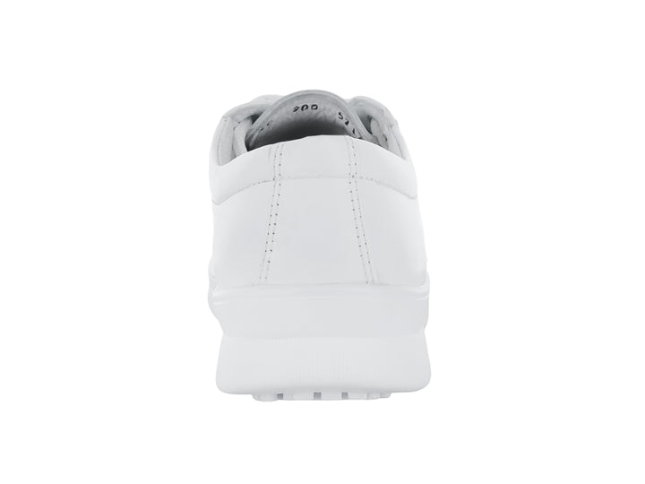 Zapato plano color blanco con cordones, estilo cómodo y ortopédico.