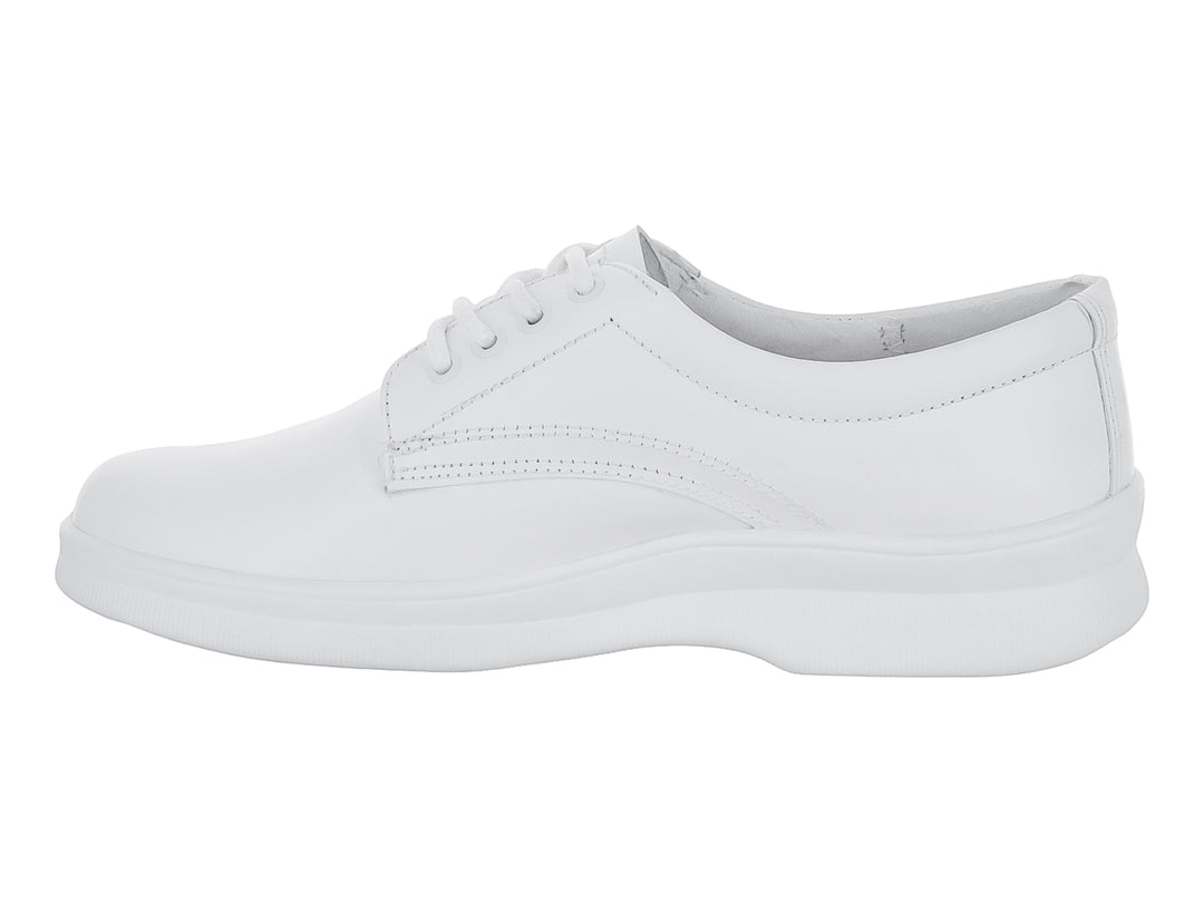 Zapato plano color blanco con cordones, estilo cómodo y ortopédico.