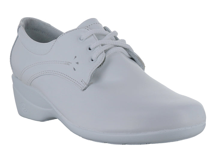 Zapato plano color blanco con agujetas, estilo clásico y cómodo.