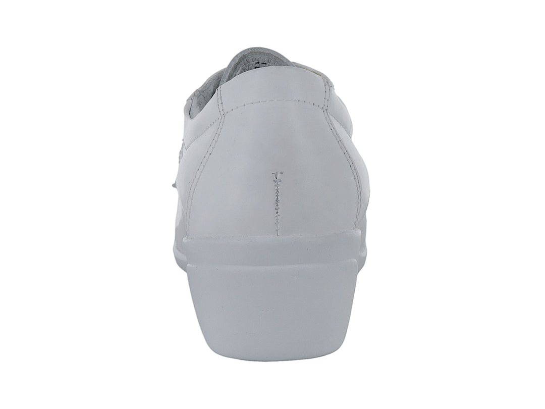 Zapato plano color blanco con agujetas, estilo clásico y cómodo.
