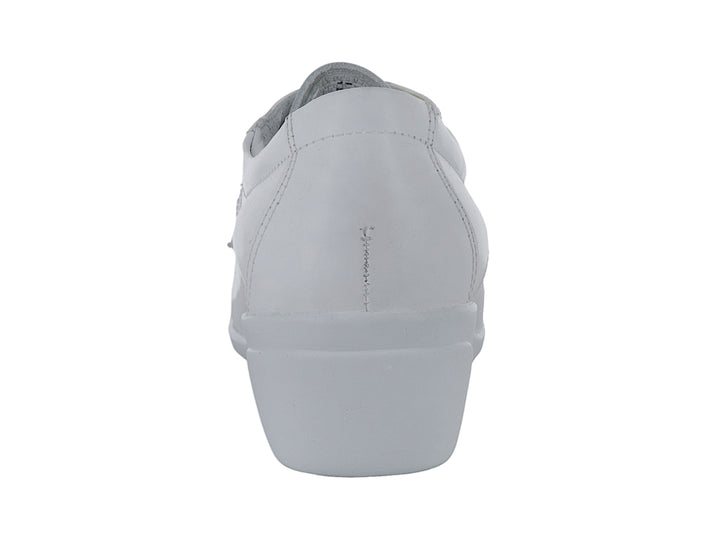 Zapato plano color blanco con agujetas, estilo clásico y cómodo.