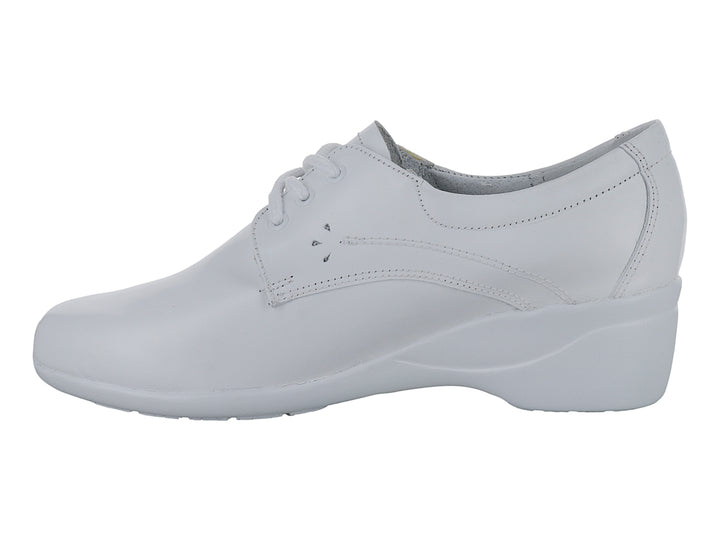 Zapato plano color blanco con agujetas, estilo clásico y cómodo.