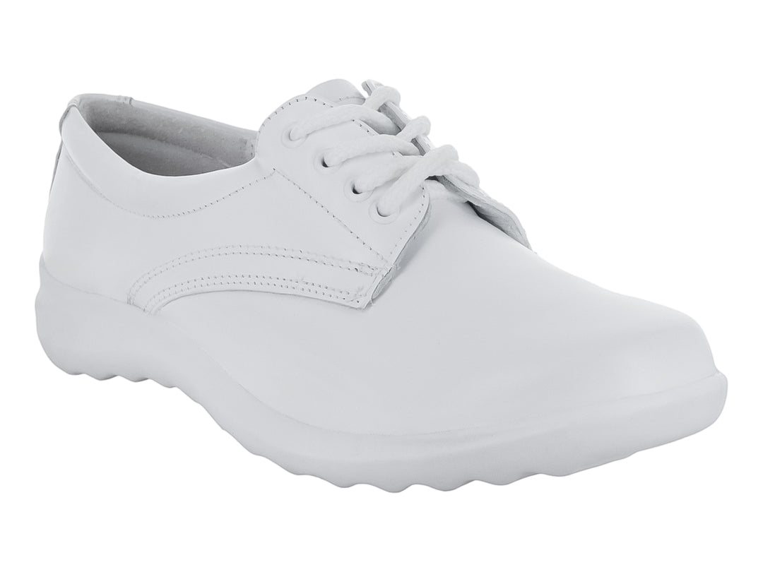 Zapato plano color blanco con agujetas y suela cómoda.