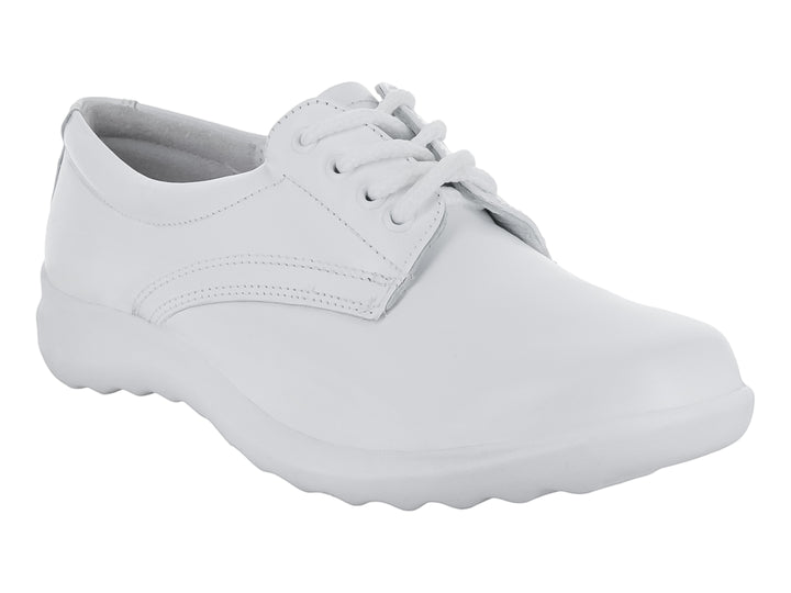 Zapato plano color blanco con agujetas y suela cómoda.