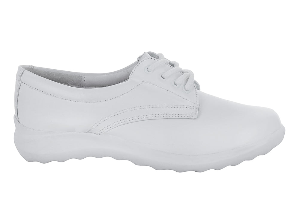 Zapato plano color blanco con agujetas y suela cómoda.